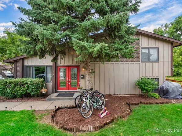 704 Circle Dr #704, Roselle, IL 60172