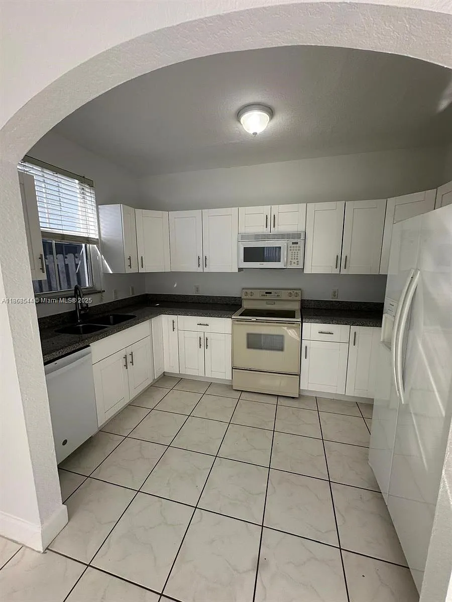 Building Photo - 15548 SW 39th St #286