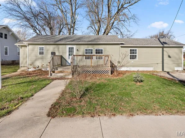 109 N School St, Raymond, IL 62560