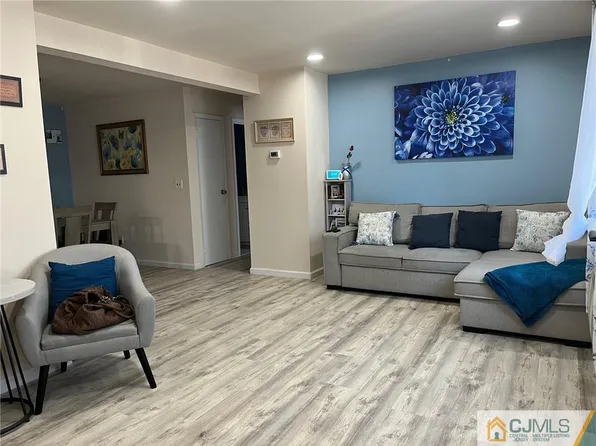 801 Cricket Ln, Woodbridge, NJ 07095