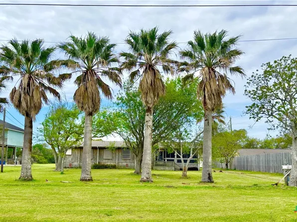 503 N 16th St, Port O Connor, TX 77982