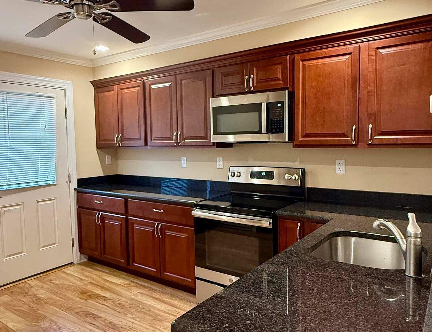 2 bed, 964 sqft, $2,100 — Photo 1