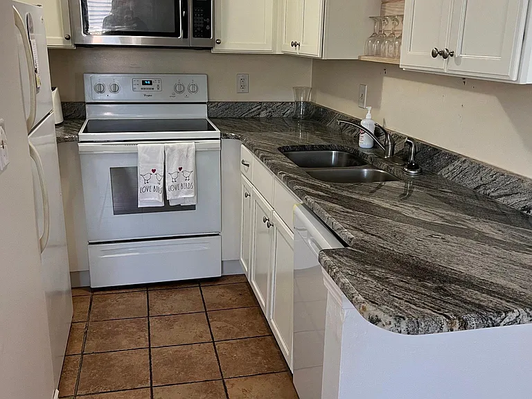 101 Old Ferry Rd #10C — Photo 5