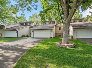 1295 Sunview Ct, Shoreview, MN 55126