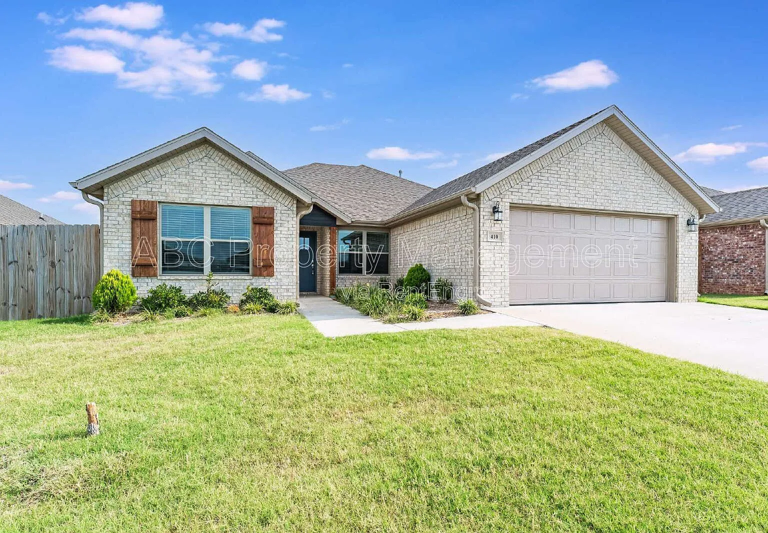 3 bed, 2.0 bath, 1799 sqft, $2,000 — Photo 1