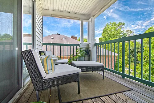 2424 Selwyn Ave E Photo 1
