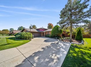 16 W 855th St, Willowbrook, IL 60527