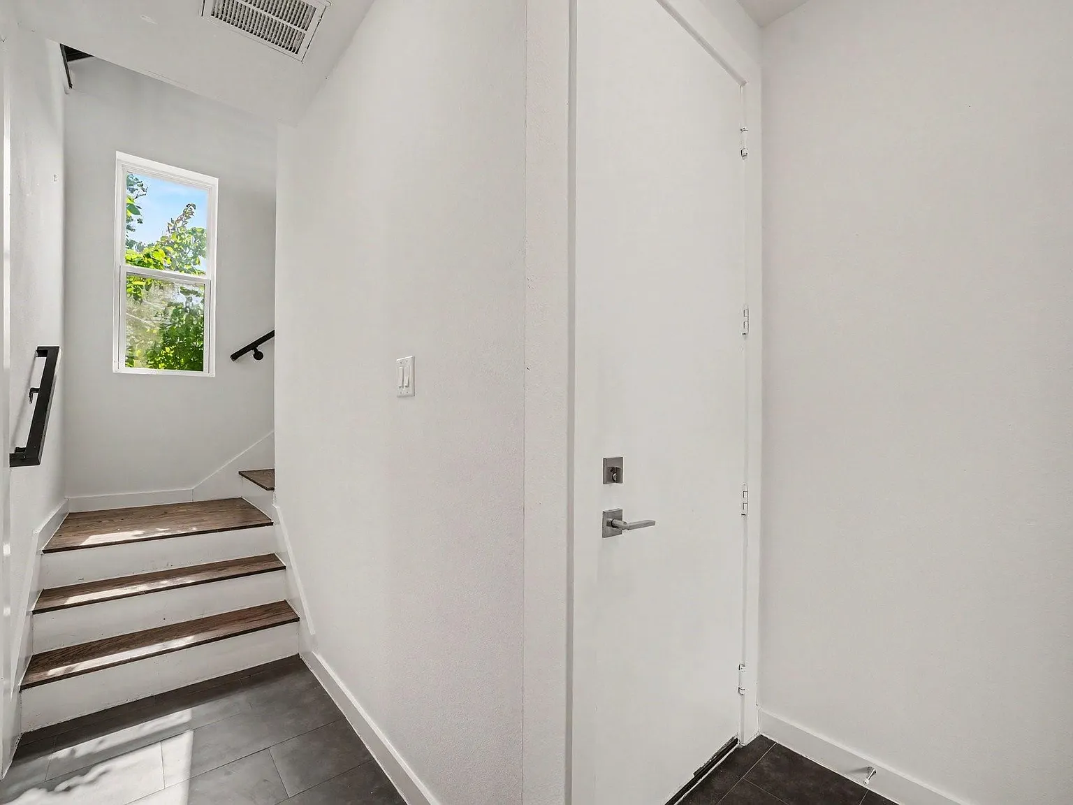 3 bed, 3.5 bath, 2250 sqft, $3,400 — Photo 3
