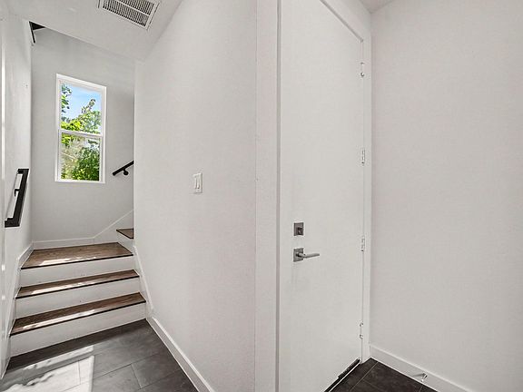 3rd image of 910 W 19th St #B