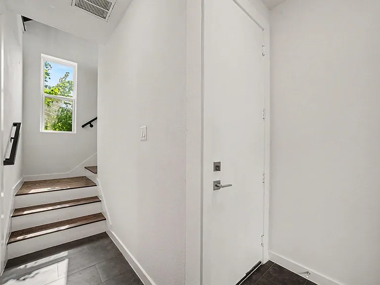 910 W 19th St #B — Photo 3