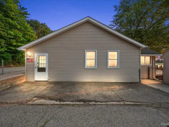 243 Oglethorpe Dr, Lapeer, MI 48446