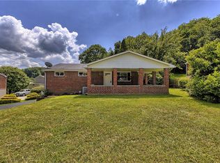 526 Newport Dr, Greensburg, PA 15601