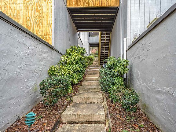 3rd image of 3350 Altamont Rd