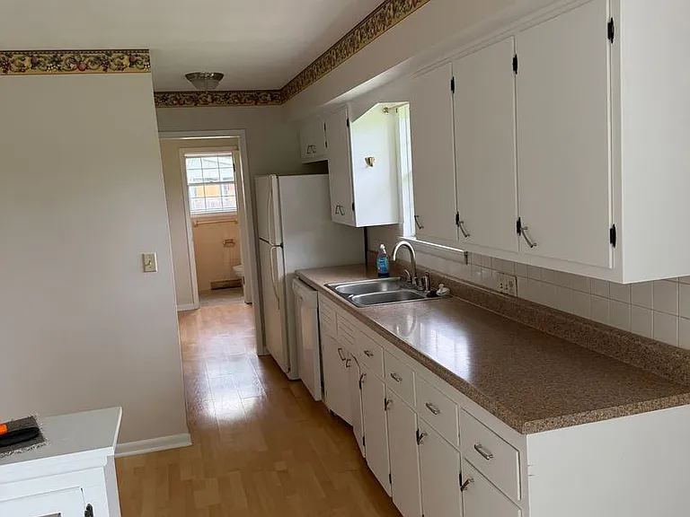 2828 S Stewart Ave — Photo 3