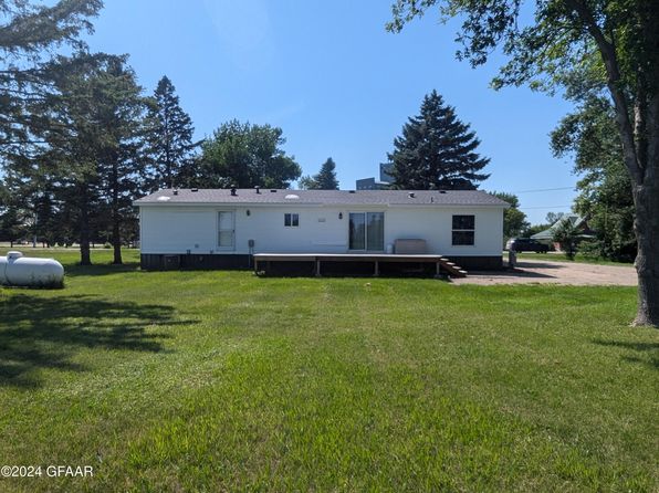 206 1st St, Aneta, ND 58212