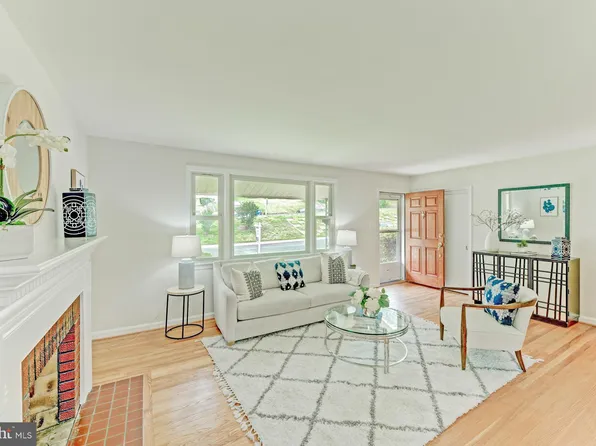 104 Cree Dr, Oxon Hill, MD 20745