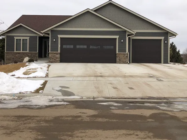 1514 Summit Ln, Yankton, SD 57078