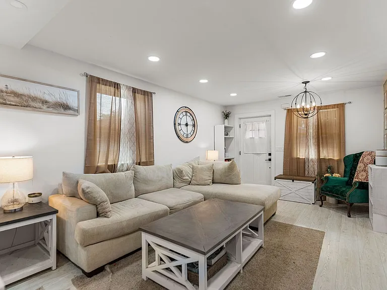 20 Virginia Dr — Photo 5