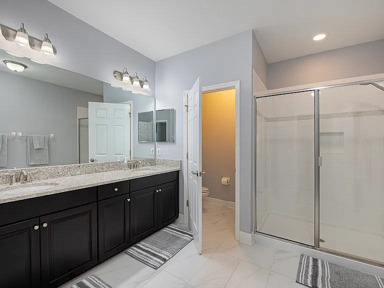 Main en-suite bathroom