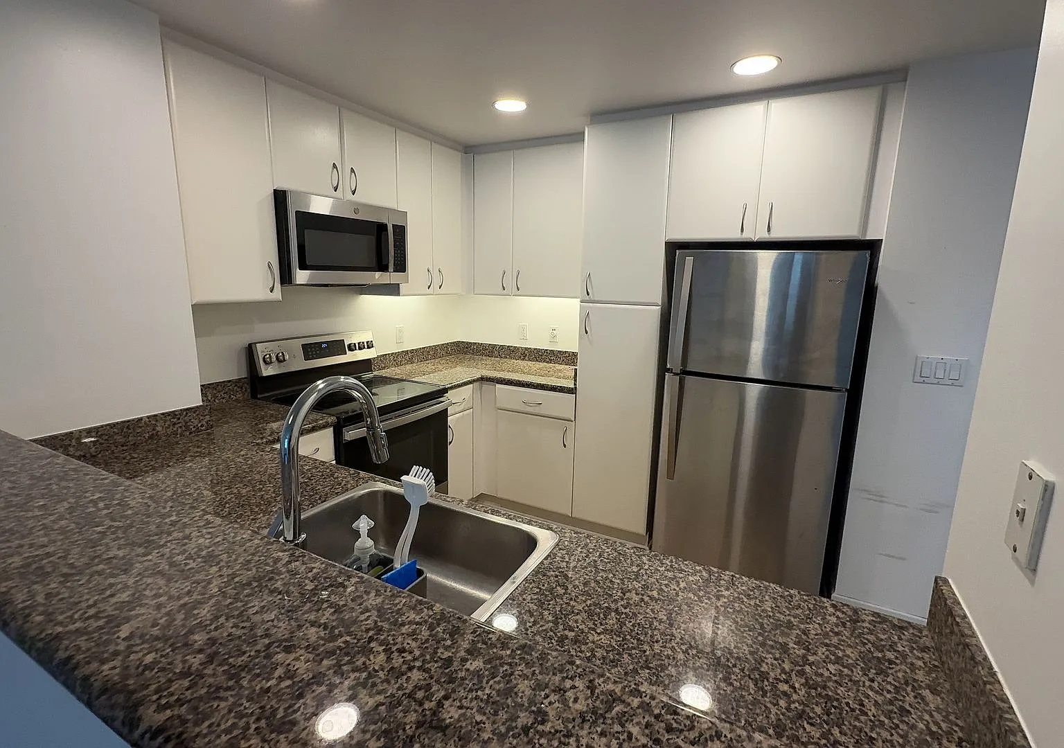 Epic Rea: Beautiful 1 Bed/ 1 Bath At South Beach Neighborhood! — Photo 3