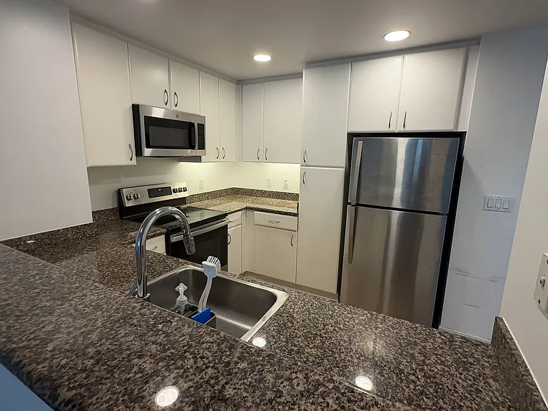 260 King St #607 — Photo 4