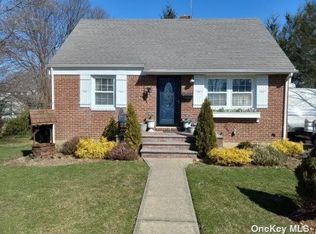 33 9th St, Hicksville, NY 11801