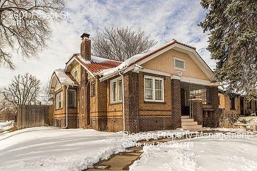 Large corner lot at 2601 Forest, enclosed entry patio leads 