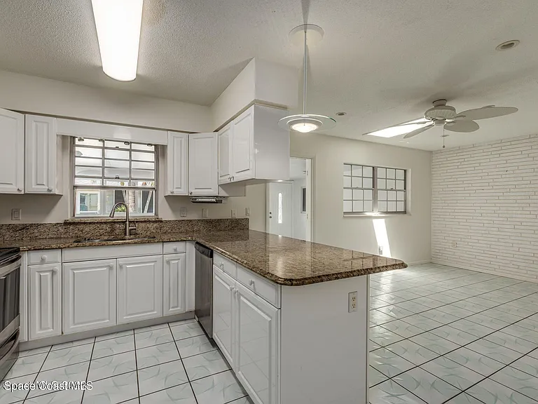 302 Emerald Pl E — Photo 7