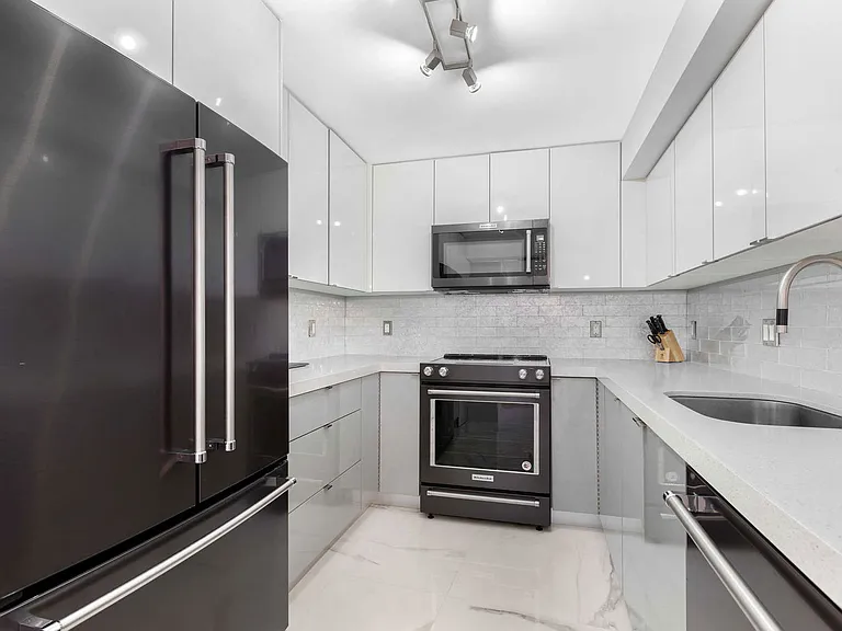 6039 Collins Ave #1527 — Photo 11