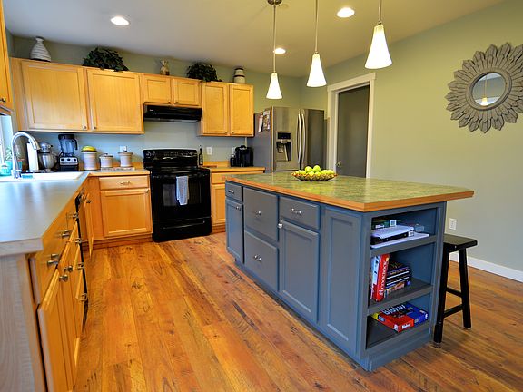 Large Kitchen w/island