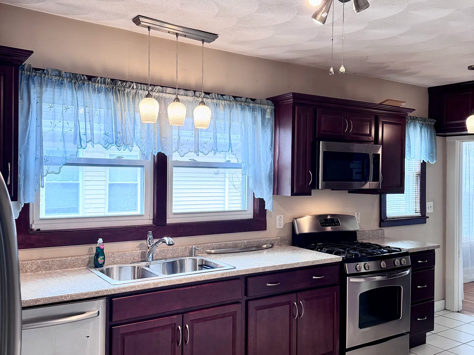 3 bed, 1.0 bath, 950 sqft, $3,000 — Photo 2