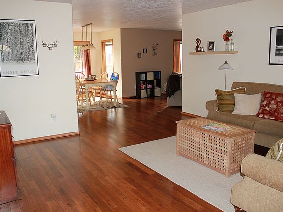 Open Family Room w/ Ktch,  DinR. and Lvng Rm. Bella Hrdwd Flrs throughout.