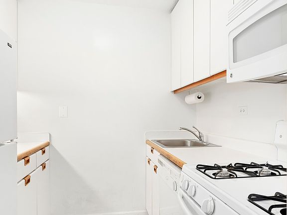 5th image of 45 W 67th St APT 9A