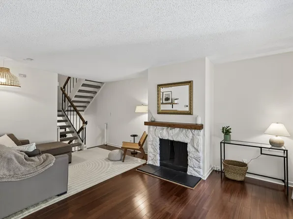 3262 Valley Ridge Dr #4, Saint Paul, MN 55121