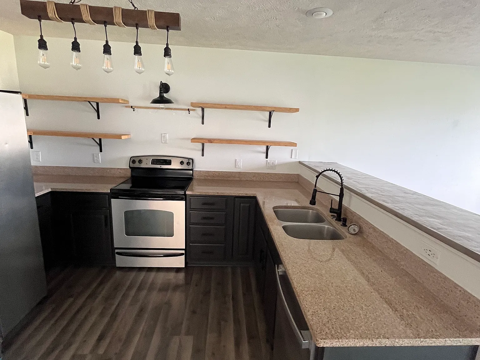 3 bed, 2.5 bath, 1700 sqft, $2,300 — Photo 3