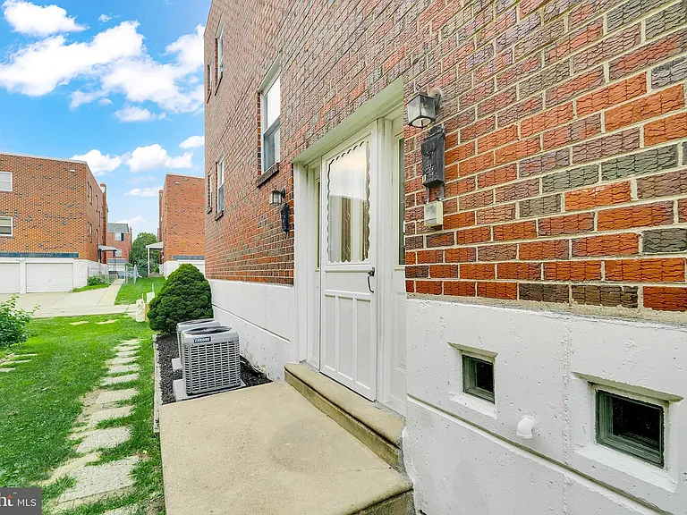 9754 E Roosevelt Blvd #1 — Photo 3