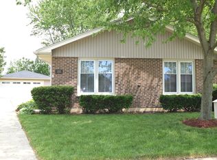 11 Regency Ct, Streamwood, IL 60107