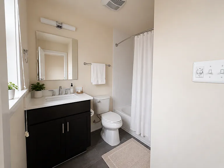 Third bedroom's full bathroom.