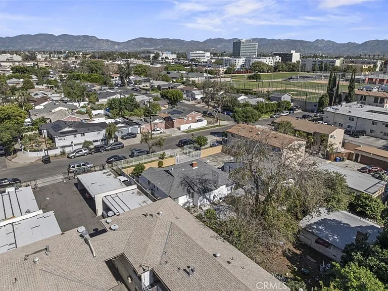 14722 Strathern St — Photo 32