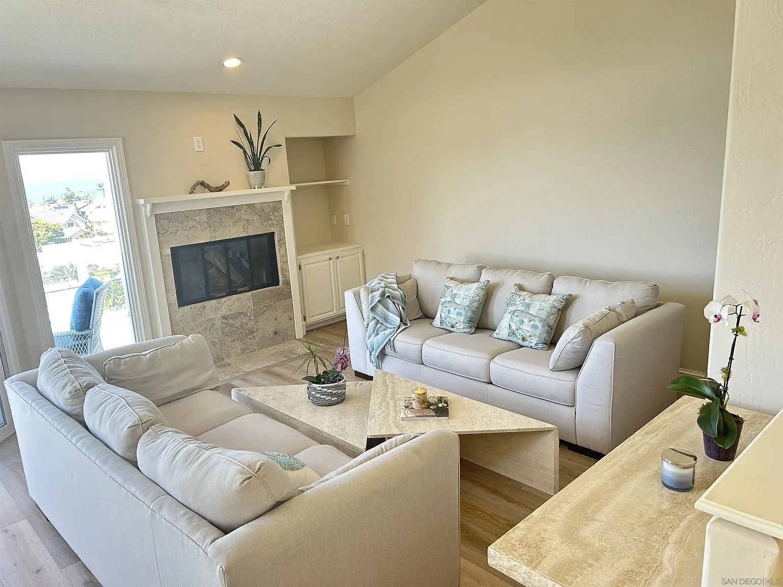 2 bed, 1.5 bath, 2000 sqft, $7,500 — Photo 3
