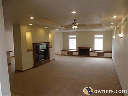 Living Room w/ Tray Ceiling & Accent Li