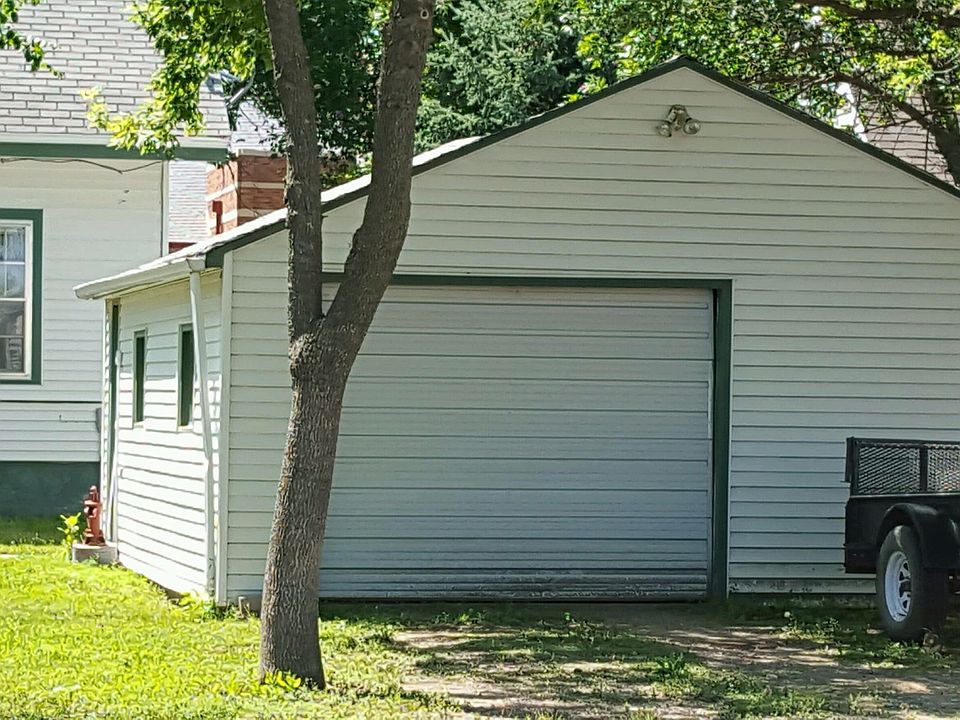 2nd image of 318 W 1st Ave