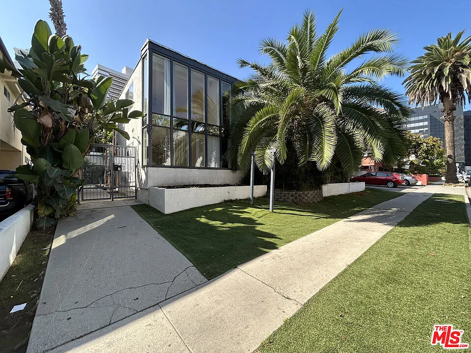 1233 Barry Ave #101