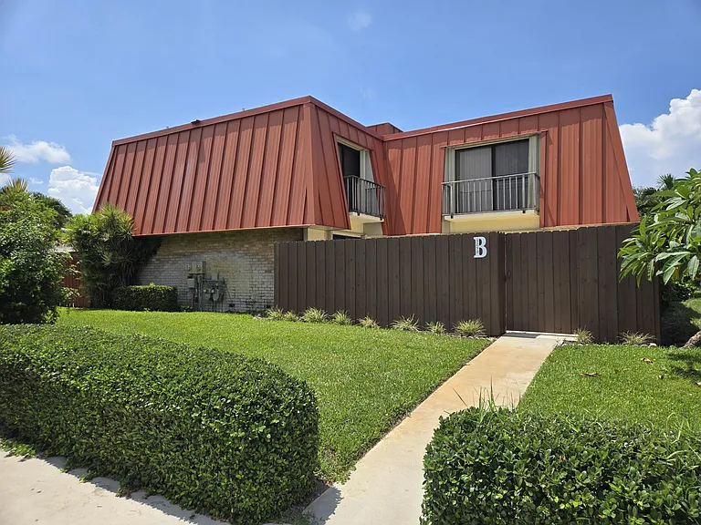 3232 Meridian Way N #B — Photo 1