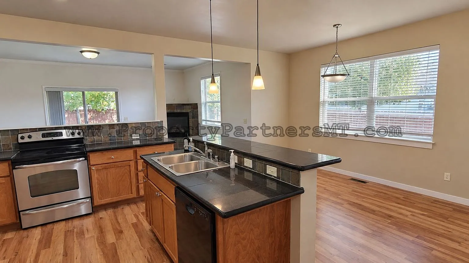 Brand New Remodel 4 Bed 2.5 Bath Upgraded Townhome — Photo 3