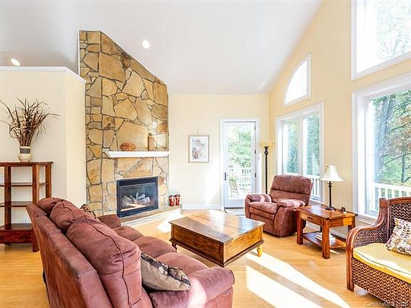 3rd image of 86 Tuckaway Ridge Dr