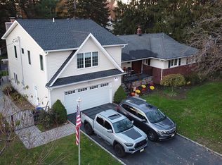 1 Nell Ct, Fairfield, NJ 07004