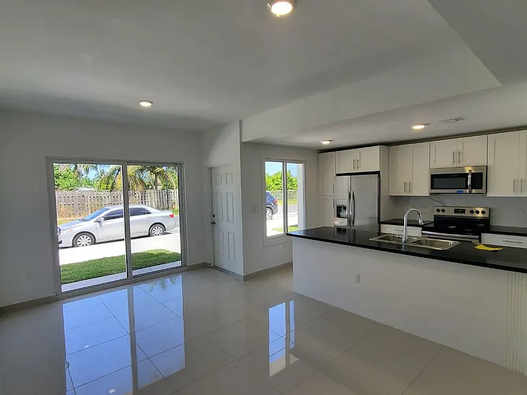 25871 SW 139th Ave — Photo 3