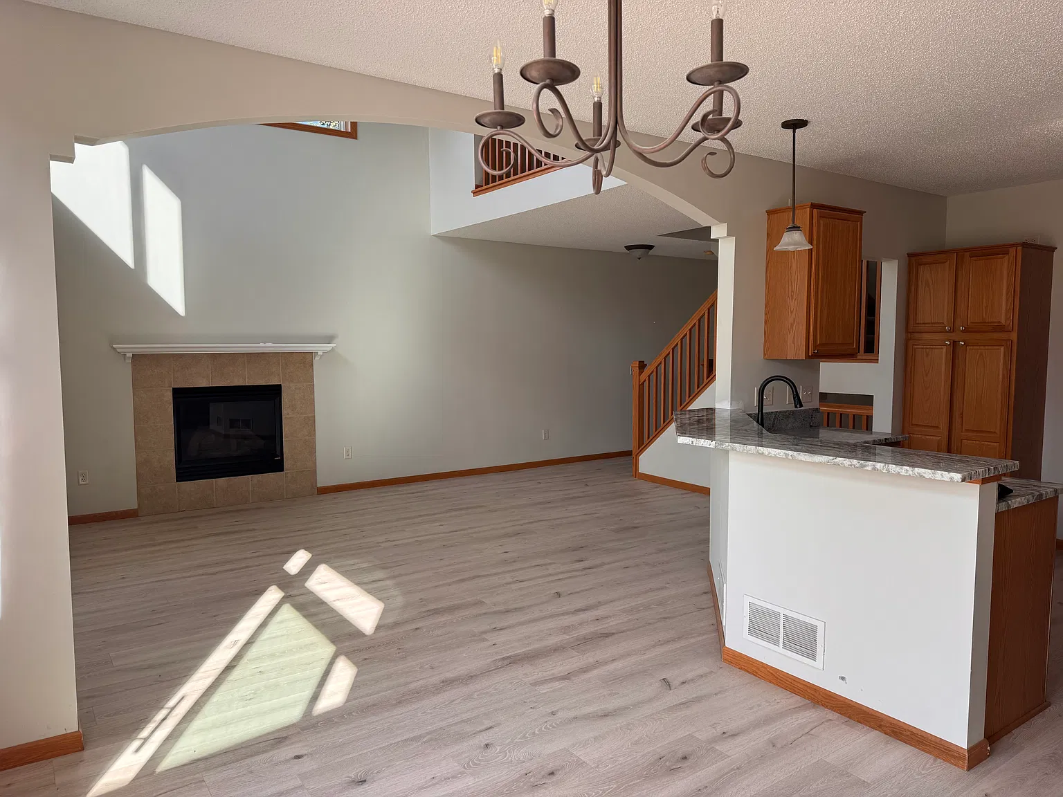 3 bed, 3.5 bath, 2550 sqft, $2,995 — Photo 4