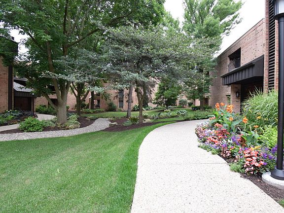 3rd image of 3916 N Oakland Ave APT 225